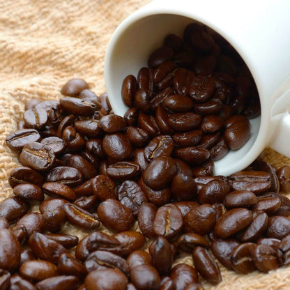Grains de café Arabica torréfiés, origine Madagascar.