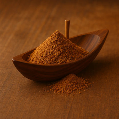 Mélange 4 épices dans un bol artisanal - création signature Maison L’Or Noir, affiné en Normandie.